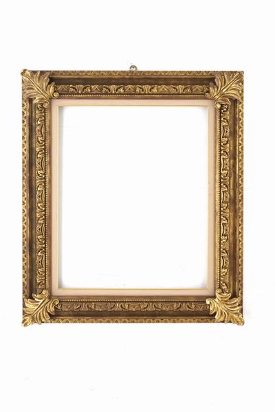 Cornice in legno intagliato e dorato, angoli scolpiti a foglie, XX secolo<BR><BR>cm 80x92,5, battuta cm 55,3x68,5, luce cm 53x66  - Asta Cornici antiche - Associazione Nazionale - Case d'Asta italiane