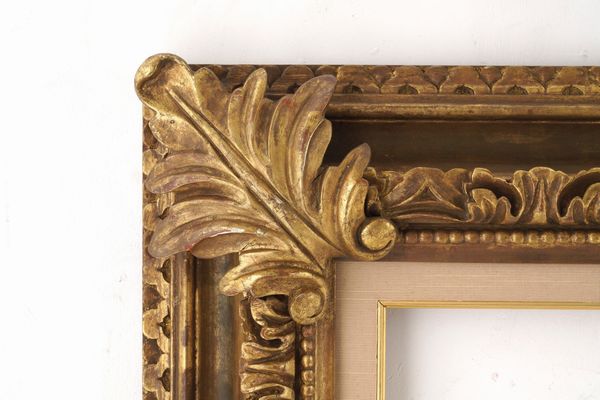 Cornice in legno intagliato e dorato, angoli scolpiti a foglie, XX secolo<BR><BR>cm 80x92,5, battuta cm 55,3x68,5, luce cm 53x66  - Asta Cornici antiche - Associazione Nazionale - Case d'Asta italiane