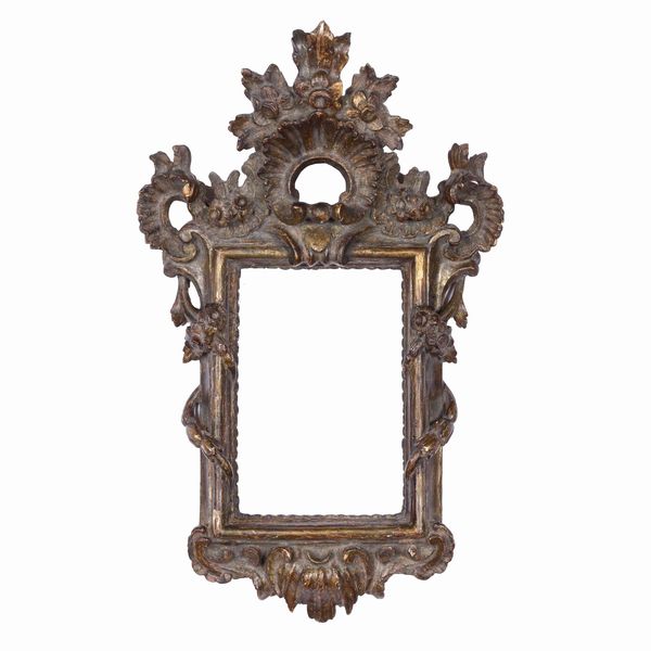 Cornice in legno intagliato e dorato con motivi floreali. Napoli XVII-XVIII secolo  - Asta Cornici antiche - Associazione Nazionale - Case d'Asta italiane