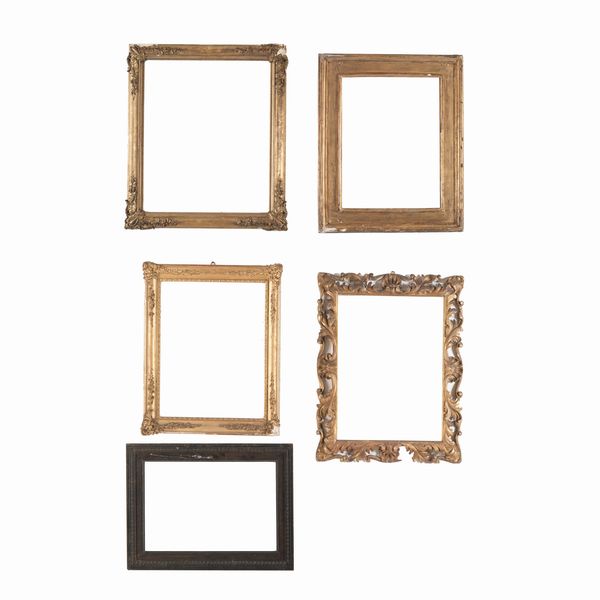 Cinque cornici diverse in legno intagliato  - Asta Cornici antiche - Associazione Nazionale - Case d'Asta italiane