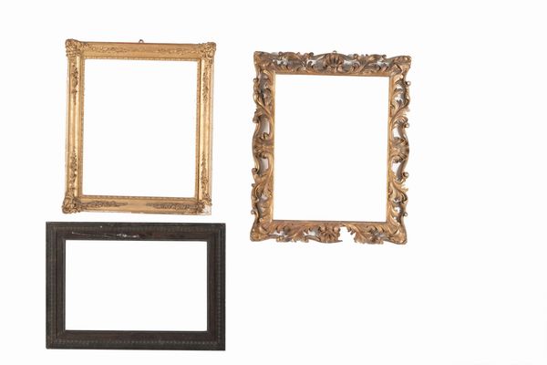 Cinque cornici diverse in legno intagliato  - Asta Cornici antiche - Associazione Nazionale - Case d'Asta italiane