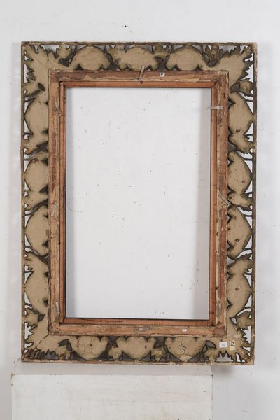 Grande cornice in legno intagliato e traforato, XX ssecolo  - Asta Cornici antiche - Associazione Nazionale - Case d'Asta italiane