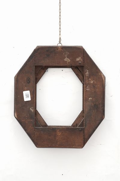 Cornice guilloch di forma ottagonale in legno intagliato ed ebanizzato. XVII-XVIII secolo  - Asta Cornici antiche - Associazione Nazionale - Case d'Asta italiane