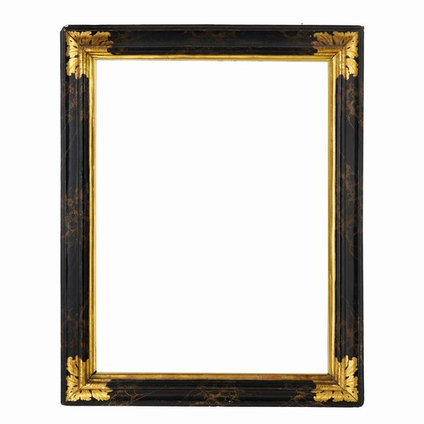 Cornice con specchio in legno laccato nero a finto marmo. Italia centrale XVIII secolo  - Asta Cornici antiche - Associazione Nazionale - Case d'Asta italiane