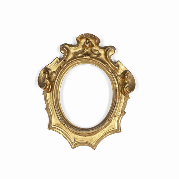 Cornice a mostra ovale in legno intagliato e dorato. XVII-XVIII secolo<BR>  - Asta Cornici antiche - Associazione Nazionale - Case d'Asta italiane