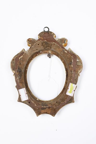 Cornice a mostra ovale in legno intagliato e dorato. XVII-XVIII secolo<BR>  - Asta Cornici antiche - Associazione Nazionale - Case d'Asta italiane