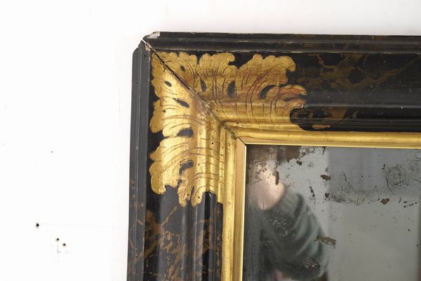 Cornice con specchio in legno laccato nero a finto marmo. Italia centrale XVIII secolo  - Asta Cornici antiche - Associazione Nazionale - Case d'Asta italiane