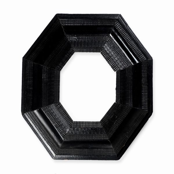 Cornice guilloch di forma ottagonale in legno intagliato ed ebanizzato. XVII-XVIII secolo  - Asta Cornici antiche - Associazione Nazionale - Case d'Asta italiane