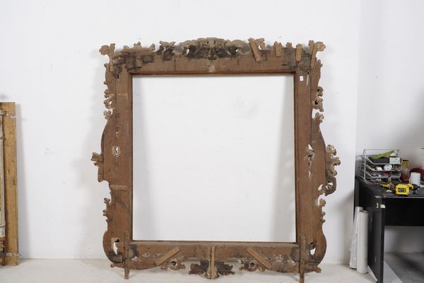 Grande cornice in legno intagliato e dorato a motivi vegetali. Emilia XVII-XVIII secolo  - Asta Cornici antiche - Associazione Nazionale - Case d'Asta italiane