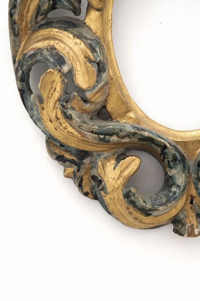 Cornice ovale in legno intagliato, dipinto e dorato. XVIII secolo  - Asta Cornici antiche - Associazione Nazionale - Case d'Asta italiane