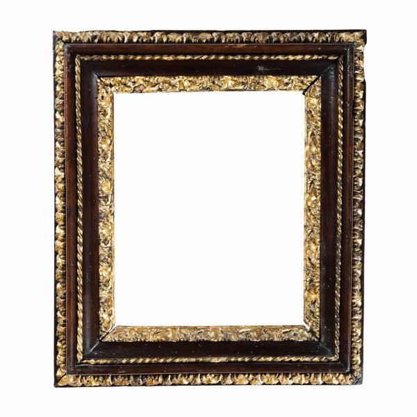 Cornice a sagoma Salvator Rosa in legno di noce e legno dorato. Roma XVIII secolo  - Asta Cornici antiche - Associazione Nazionale - Case d'Asta italiane