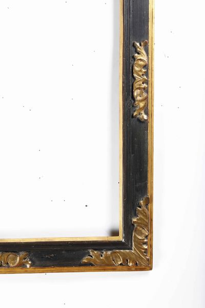 Cornice a cassetta in legno intagliato ebanizzato e dorato. Italia centrale XVII secolo  - Asta Cornici antiche - Associazione Nazionale - Case d'Asta italiane