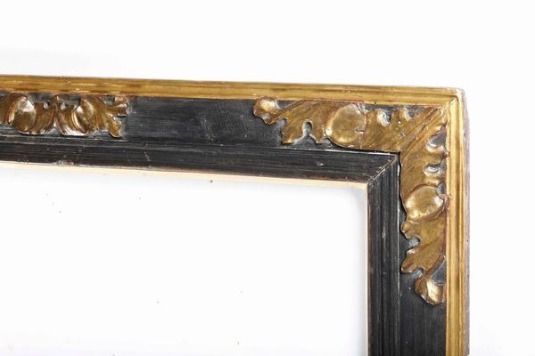 Cornice a cassetta in legno intagliato ebanizzato e dorato. Italia centrale XVII secolo  - Asta Cornici antiche - Associazione Nazionale - Case d'Asta italiane