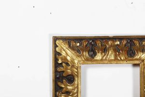 Cornice intagliata, dipinta e dorata. Lombardia XVII secolo  - Asta Cornici antiche - Associazione Nazionale - Case d'Asta italiane