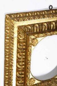 Coppia di cornici quadrangolari in legno intagliato e dorato. Italia centrale XVII secolo  - Asta Cornici antiche - Associazione Nazionale - Case d'Asta italiane