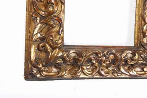Cornice in legno intagliato edorato. Emilia XVII secolo  - Asta Cornici antiche - Associazione Nazionale - Case d'Asta italiane