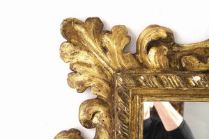 Cornice in legno riccamente intagliato a volute fogliate e dorato. XIX secolo  - Asta Cornici antiche - Associazione Nazionale - Case d'Asta italiane