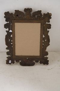 Cornice in legno riccamente intagliato a volute fogliate e dorato. XIX secolo  - Asta Cornici antiche - Associazione Nazionale - Case d'Asta italiane
