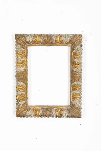 Coppia di conici in legno intagliato, dipinto e dorato. Italia (?) XVII secolo  - Asta Cornici antiche - Associazione Nazionale - Case d'Asta italiane