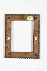 Coppia di conici in legno intagliato, dipinto e dorato. Italia (?) XVII secolo  - Asta Cornici antiche - Associazione Nazionale - Case d'Asta italiane