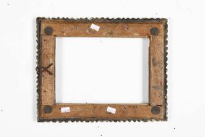 Coppia di conici in legno intagliato, dipinto e dorato. Italia (?) XVII secolo  - Asta Cornici antiche - Associazione Nazionale - Case d'Asta italiane