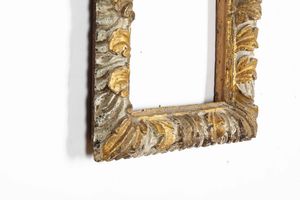 Coppia di conici in legno intagliato, dipinto e dorato. Italia (?) XVII secolo  - Asta Cornici antiche - Associazione Nazionale - Case d'Asta italiane