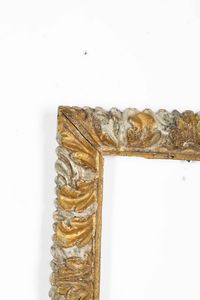 Coppia di conici in legno intagliato, dipinto e dorato. Italia (?) XVII secolo  - Asta Cornici antiche - Associazione Nazionale - Case d'Asta italiane