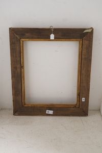 Cornice in legno intagliato e dorato, angoli scolpiti a foglie, XX secolo<BR><BR>cm 80x92,5, battuta cm 55,3x68,5, luce cm 53x66  - Asta Cornici antiche - Associazione Nazionale - Case d'Asta italiane