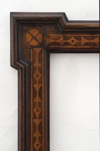 Coppia di cornici sagomate intarsiate, fine XIX secolo  - Asta Cornici antiche - Associazione Nazionale - Case d'Asta italiane