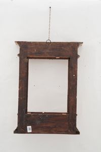 Cornice a tabernacolo in legno intagliato, dorato e bulinato. XX secolo  - Asta Cornici antiche - Associazione Nazionale - Case d'Asta italiane