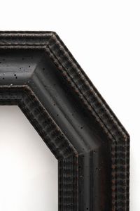 Cornice guilloch di forma ottagonale in legno intagliato ed ebanizzato. XVII-XVIII secolo  - Asta Cornici antiche - Associazione Nazionale - Case d'Asta italiane