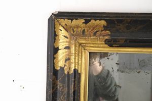 Cornice con specchio in legno laccato nero a finto marmo. Italia centrale XVIII secolo  - Asta Cornici antiche - Associazione Nazionale - Case d'Asta italiane