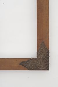 Cornice in legno naturale con angoli arricchiti da placche in metallo, XIX secolo  - Asta Cornici antiche - Associazione Nazionale - Case d'Asta italiane