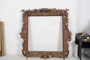 Grande cornice in legno intagliato e dorato a motivi vegetali. Emilia XVII-XVIII secolo  - Asta Cornici antiche - Associazione Nazionale - Case d'Asta italiane