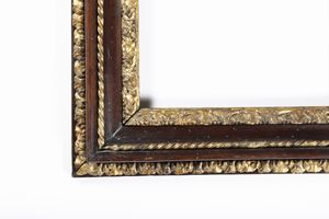 Cornice a sagoma Salvator Rosa in legno di noce e legno dorato. Roma XVIII secolo  - Asta Cornici antiche - Associazione Nazionale - Case d'Asta italiane
