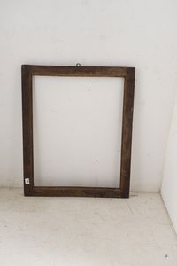 Cornice rettangolare in legno intagliato con tracce di doratura. XVIII secolo  - Asta Cornici antiche - Associazione Nazionale - Case d'Asta italiane