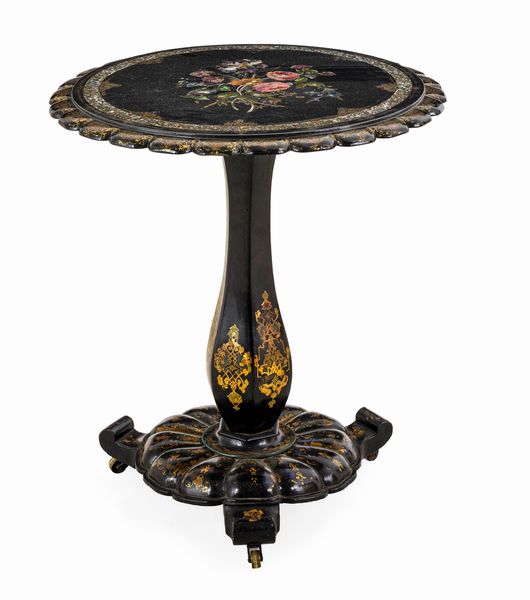 Tavolino in legno laccato e dorato. XIX secolo  - Asta Dimore Italiane - Associazione Nazionale - Case d'Asta italiane