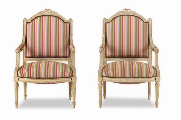Coppia di poltrone Luigi XVI in legno intagliato e laccato. XX secolo  - Asta Dimore Italiane - Associazione Nazionale - Case d'Asta italiane