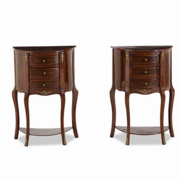 Coppia di comodini a mezzaluna lastronati e filettati. XX secolo  - Asta Dimore Italiane - Associazione Nazionale - Case d'Asta italiane
