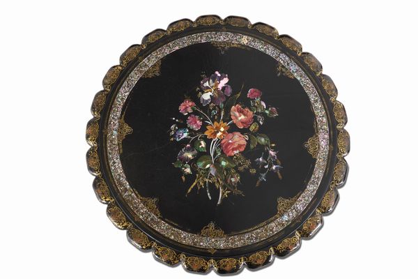 Tavolino in legno laccato e dorato. XIX secolo  - Asta Dimore Italiane - Associazione Nazionale - Case d'Asta italiane