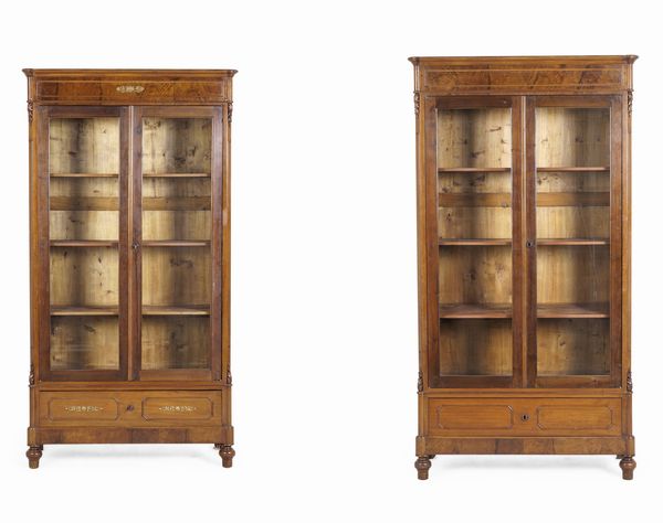 Coppia di vetrine in legno intagliato. Francia, XIX-XX secolo  - Asta Dimore Italiane - Associazione Nazionale - Case d'Asta italiane