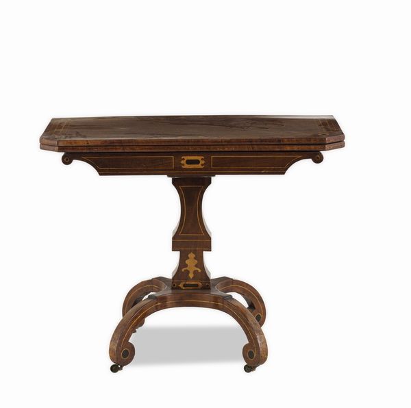 Tavolino da gioco intarsiato e filettato. XIX-XX secolo  - Asta Dimore Italiane - Associazione Nazionale - Case d'Asta italiane