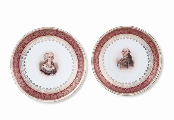 Coppia di piatti raffiguranti Luigi XVI e Maria Antonietta.<BR>Boemia, Altrouhlau, Manifattura Victoria, 1891-1918.<BR>  - Asta Dimore Italiane - Associazione Nazionale - Case d'Asta italiane