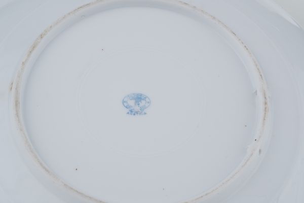 Coppia di piatti raffiguranti Luigi XVI e Maria Antonietta.<BR>Boemia, Altrouhlau, Manifattura Victoria, 1891-1918.<BR>  - Asta Dimore Italiane - Associazione Nazionale - Case d'Asta italiane