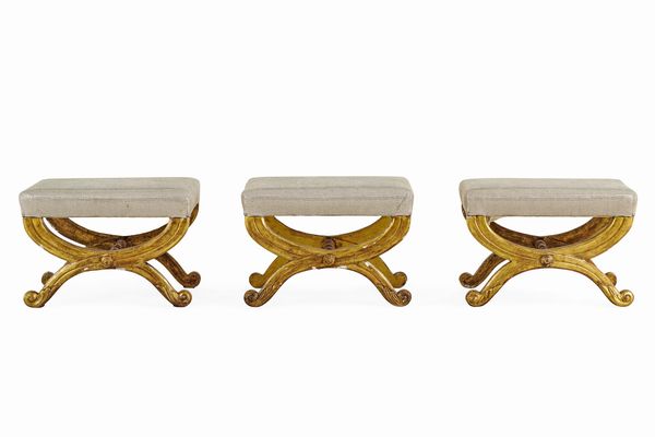 Tre sgabelli a X in legno intagliato e dorato. XIX-XX secolo  - Asta Dimore Italiane - Associazione Nazionale - Case d'Asta italiane