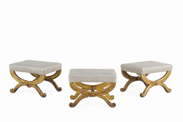 Tre sgabelli a X in legno intagliato e dorato. XIX-XX secolo  - Asta Dimore Italiane - Associazione Nazionale - Case d'Asta italiane