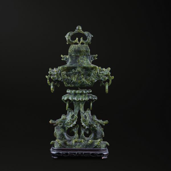 Vaso scolpito in giada verde spinacio. Cina, Dinastia Qing, XIX secolo  - Asta Dimore Italiane - Associazione Nazionale - Case d'Asta italiane