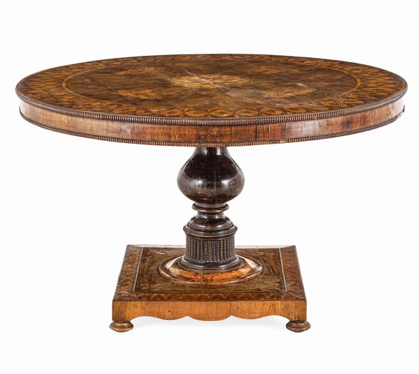 Tavolo lastronato in noce, intarsiato e filettato. XIX-XX secolo  - Asta Dimore Italiane - Associazione Nazionale - Case d'Asta italiane