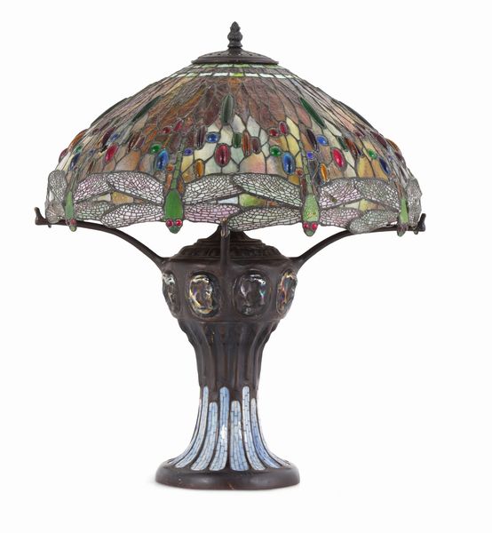 Lampada da tavolo nello stile di Tiffany Studios. XX secolo  - Asta Dimore Italiane - Associazione Nazionale - Case d'Asta italiane