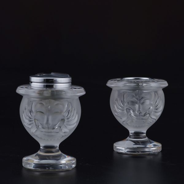 Due accendini da tavolo Tete de Lion. Lalique, Francia, XX secolo  - Asta Dimore Italiane - Associazione Nazionale - Case d'Asta italiane